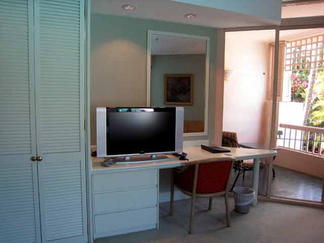 4438-TV-Desk-Balcony-071028-310p