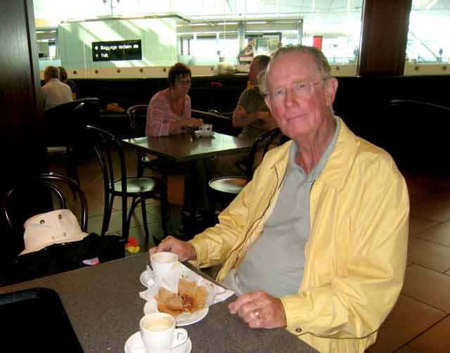 4396-Owen@SydneyAirport-071028-755a